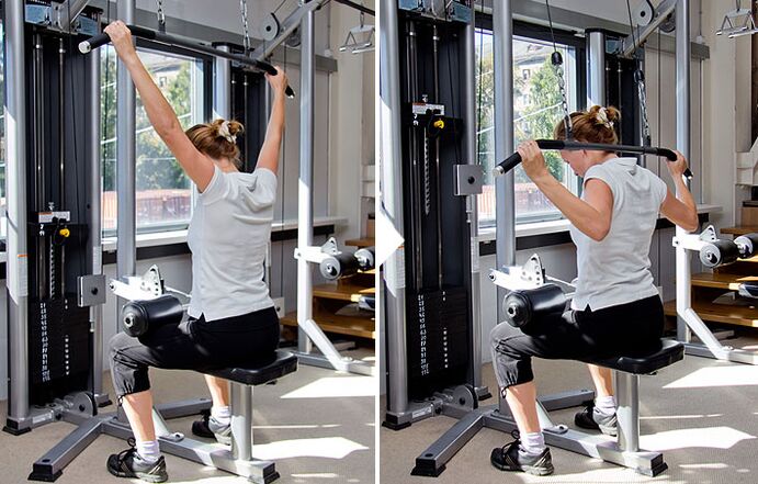 Το τράβηγμα του μπλοκ πίσω από την πλάτη στον προσομοιωτή βοηθά στην εξάσκηση των πλατύ ραχιαίων μυών